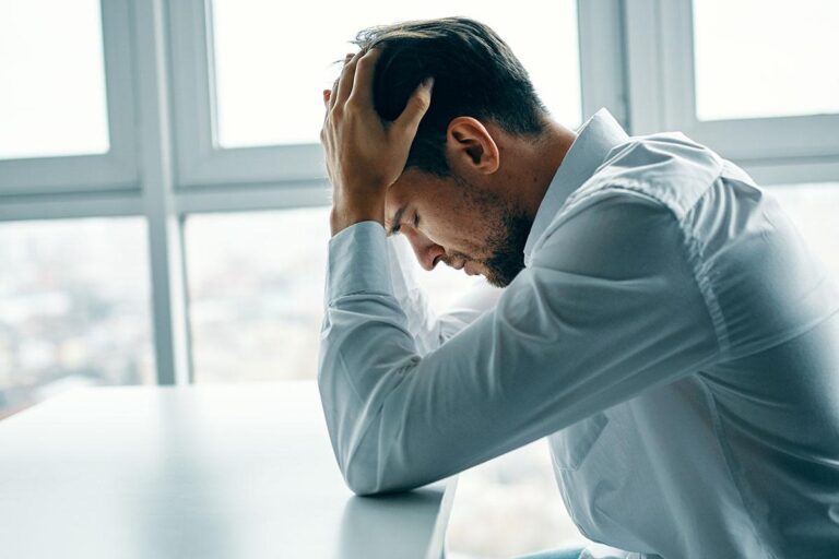 كيف يؤثر التوتر على صحة البشرة والشعر؟