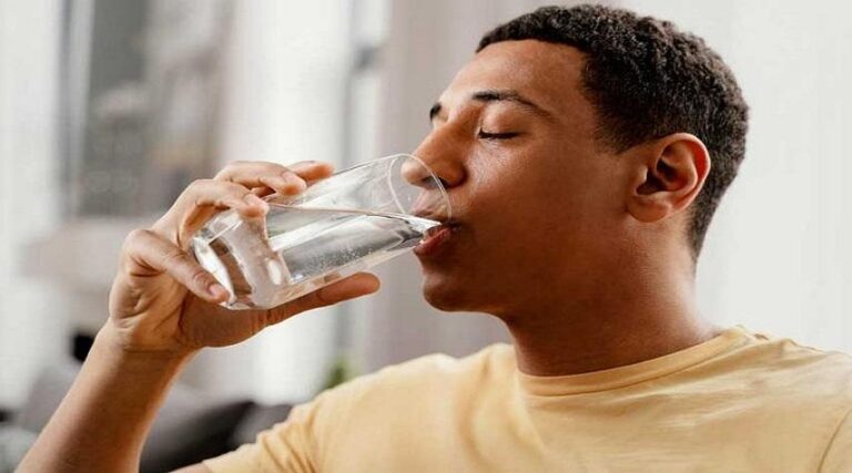 كيف يعزز شرب الماء صحة بشرتك وشعرك بطريقة بسيطة!